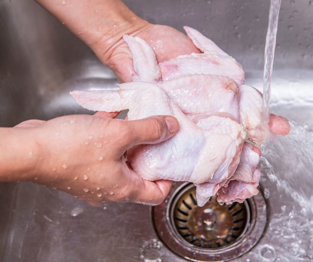 Como fazer a limpeza correta do frango